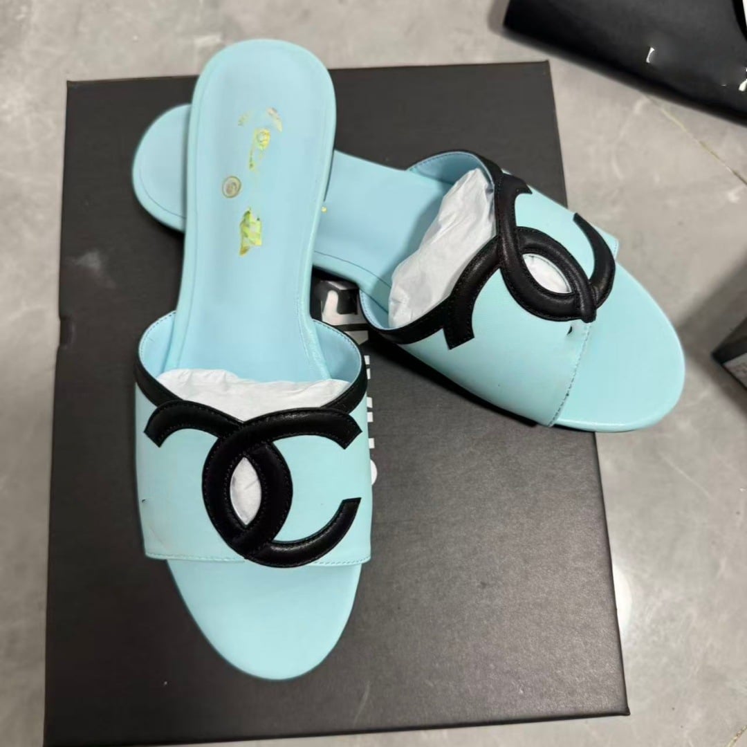 Free delivery of high-quality 2026 new summer women's shoes, hot selling genuine leather flat bottomed one line cool slippers