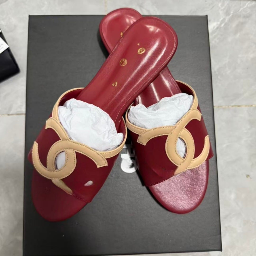 Free delivery of high-quality 2026 new summer women's shoes, hot selling genuine leather flat bottomed one line cool slippers