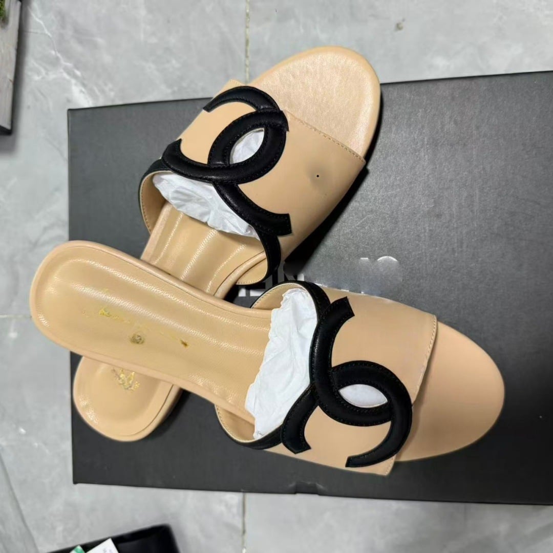 Free delivery of high-quality 2026 new summer women's shoes, hot selling genuine leather flat bottomed one line cool slippers