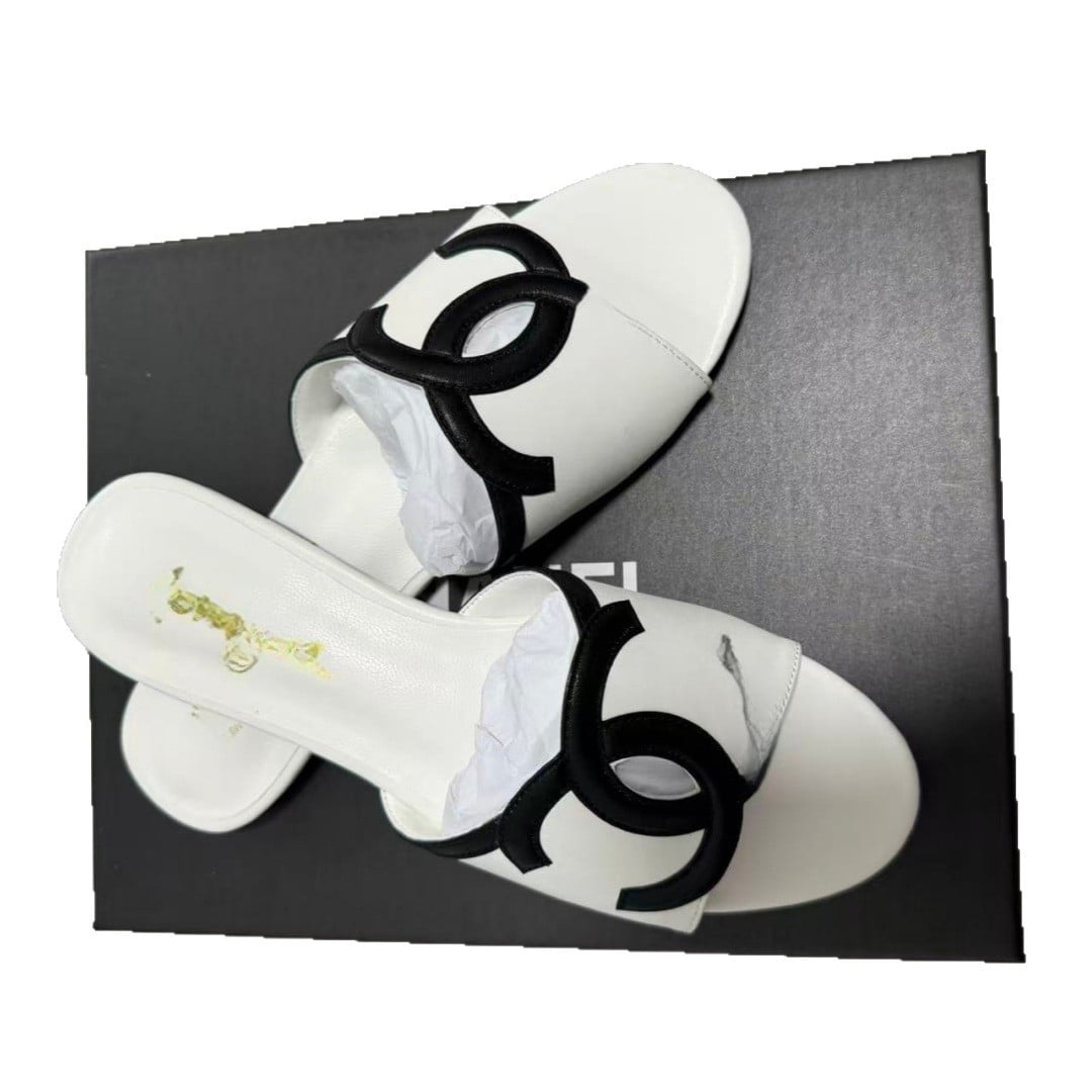 Free delivery of high-quality 2026 new summer women's shoes, hot selling genuine leather flat bottomed one line cool slippers