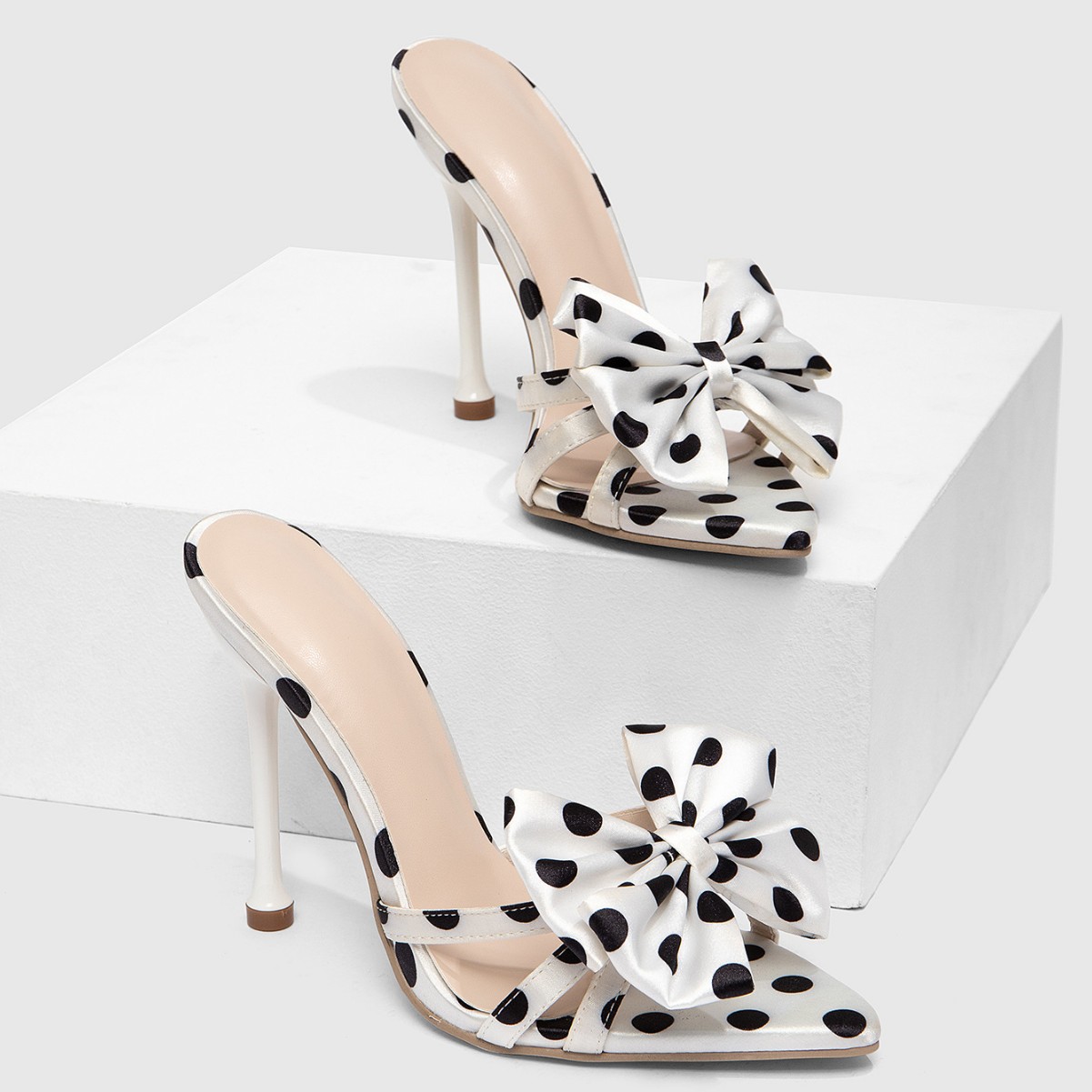 Free delivery of high-quality 2026 new summer women's shoes, hot selling with polka dot thin straps and sexy one-piece slippers