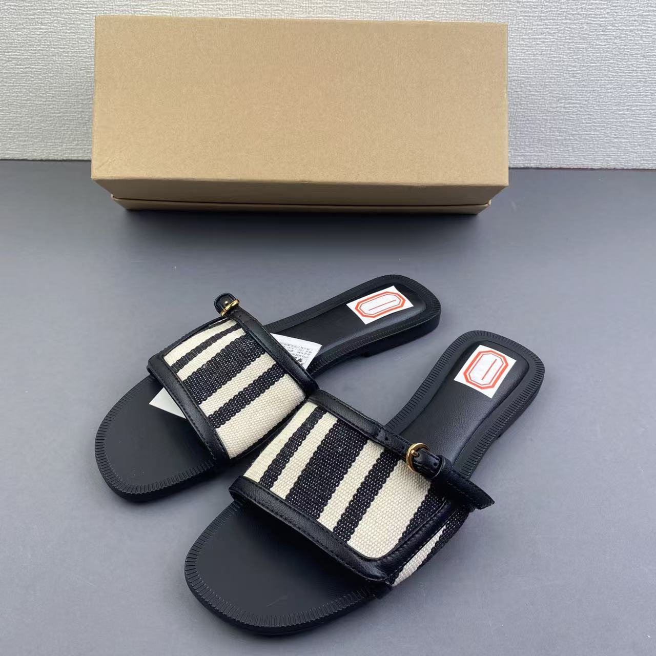 Free delivery of high-quality 2026 new summer women's shoes hot selling black and white patterned round toe flat slippers
