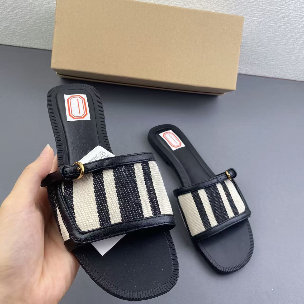 Free delivery of high-quality 2026 new summer women's shoes hot selling black and white patterned round toe flat slippers