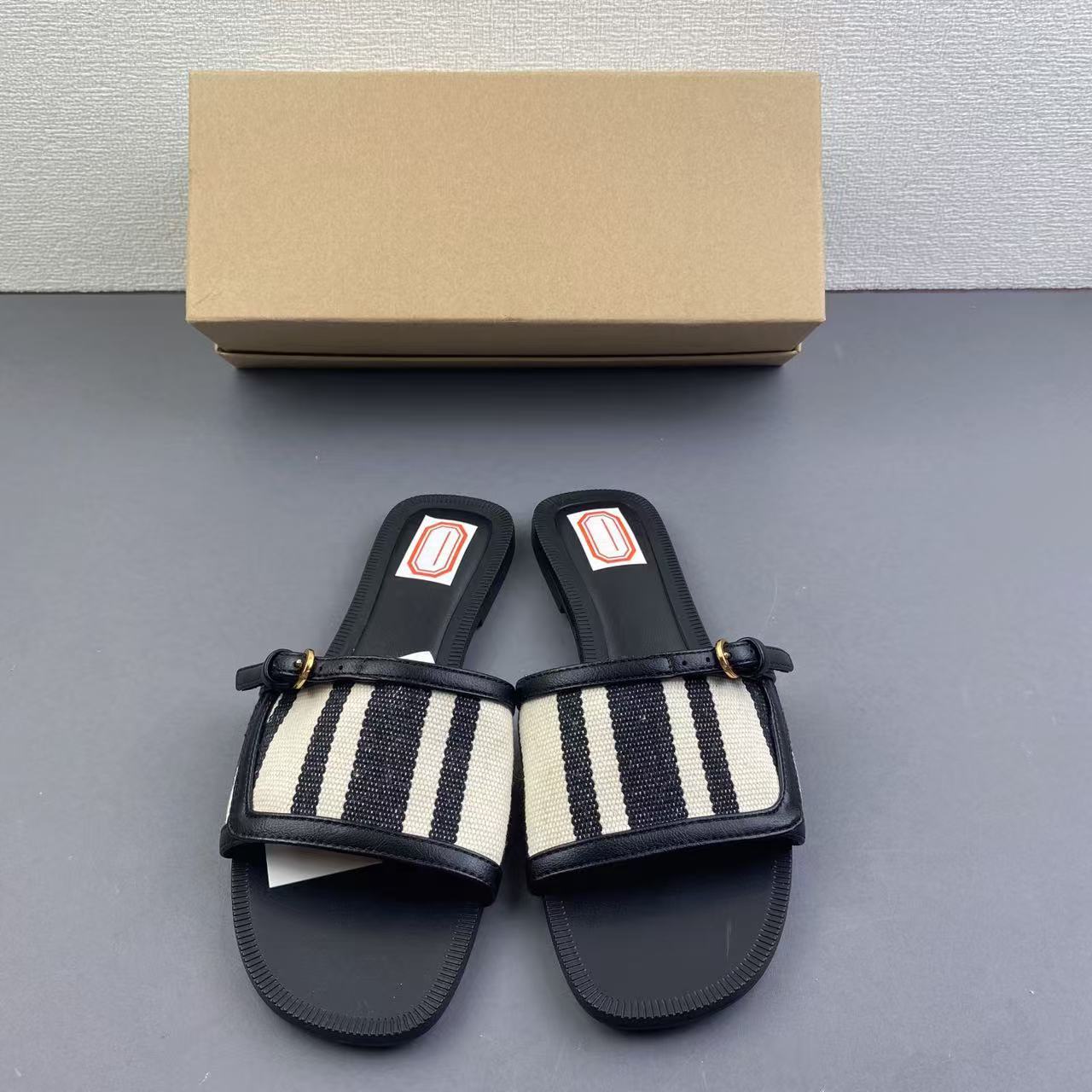 Free delivery of high-quality 2026 new summer women's shoes hot selling black and white patterned round toe flat slippers