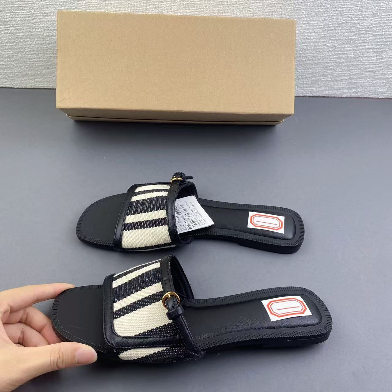 Free delivery of high-quality 2026 new summer women's shoes hot selling black and white patterned round toe flat slippers