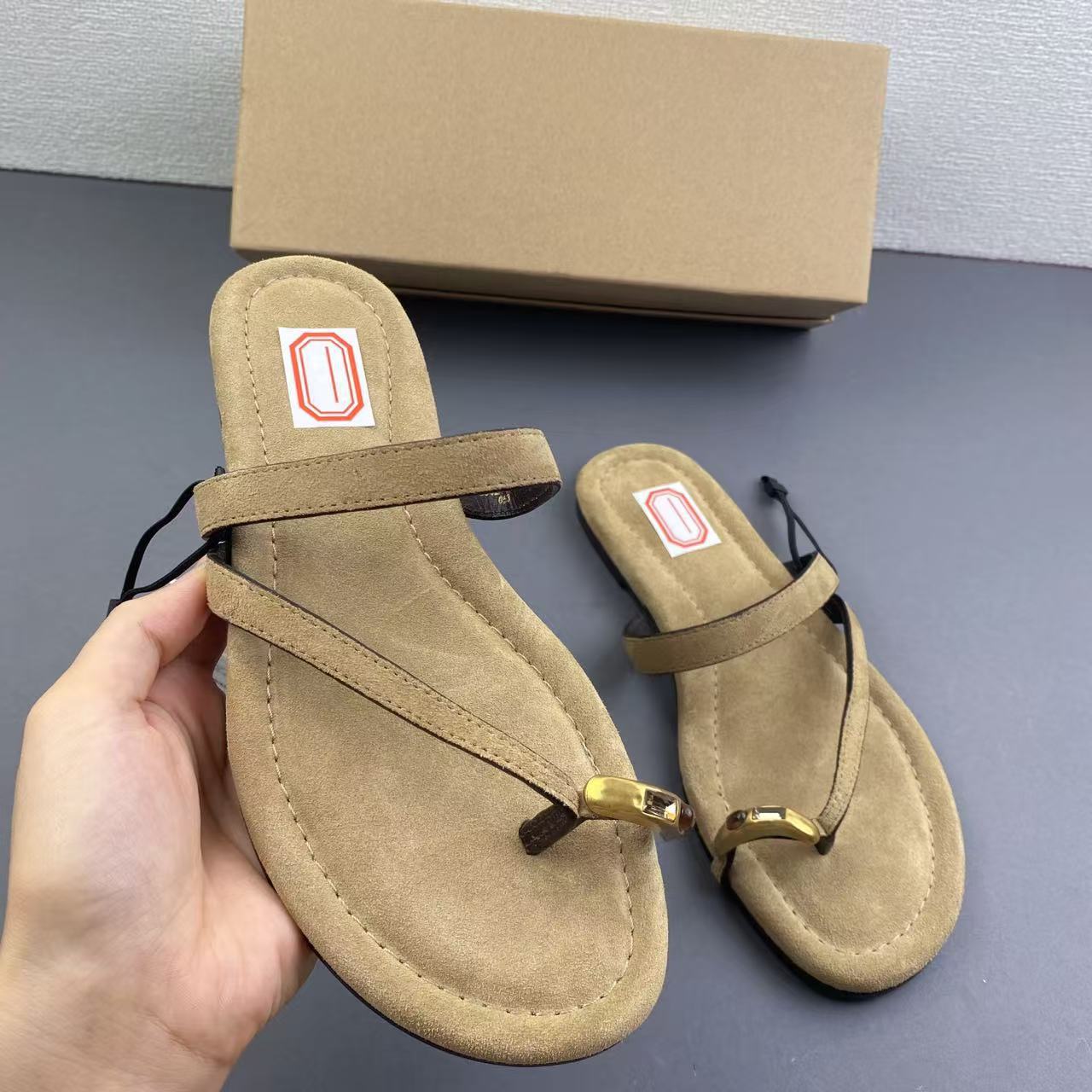Free delivery of high-quality 2026 new summer women's shoes hot selling flat slippers with one toe and clip on design