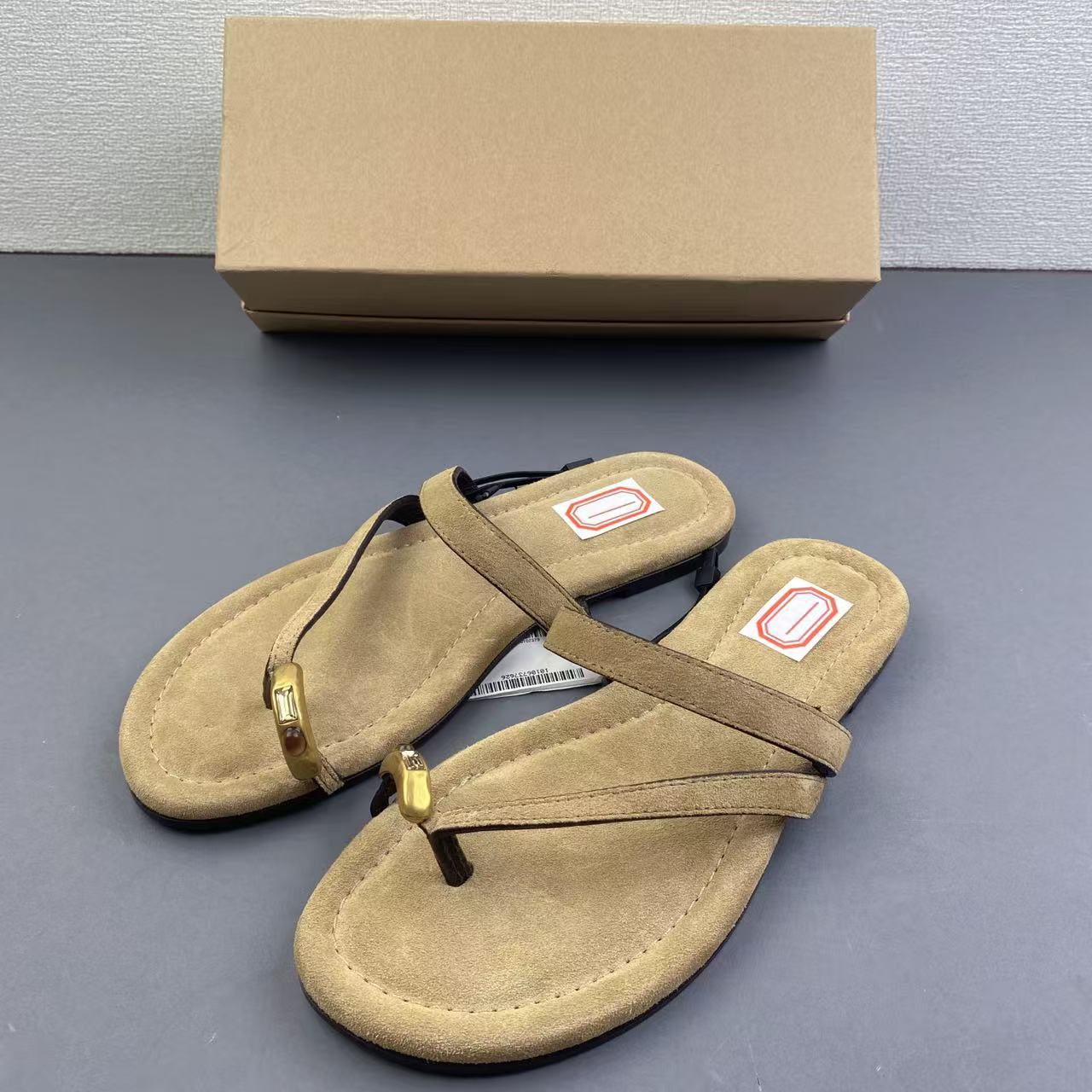 Free delivery of high-quality 2026 new summer women's shoes hot selling flat slippers with one toe and clip on design