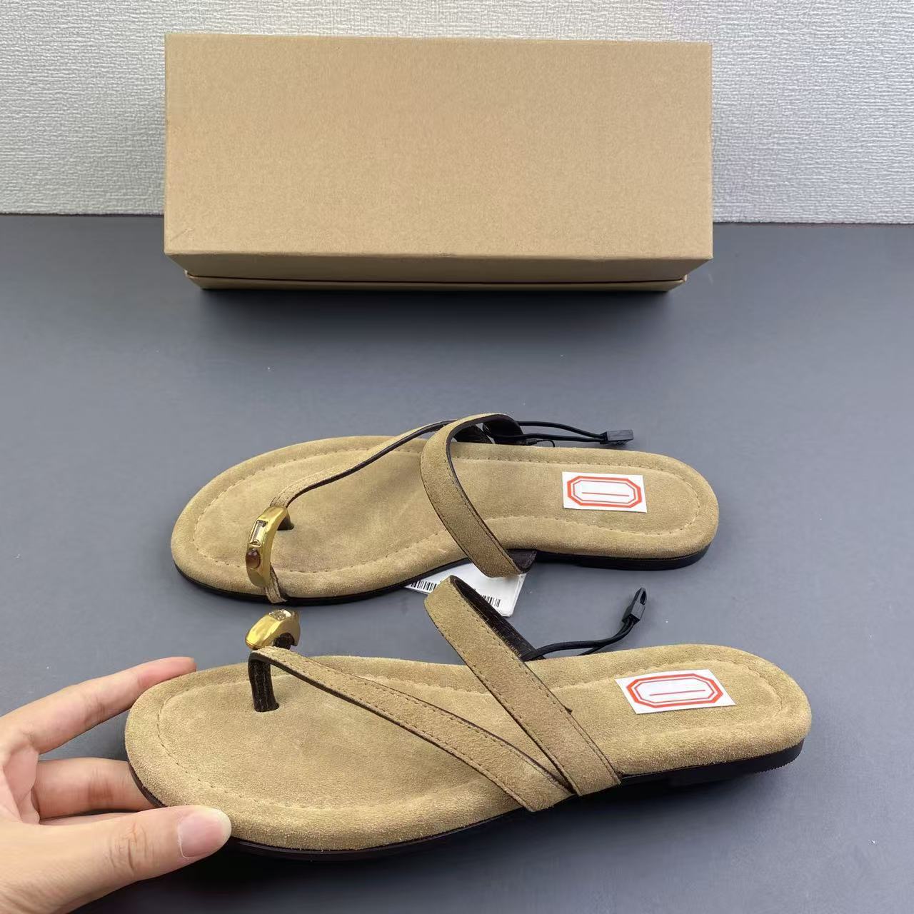 Free delivery of high-quality 2026 new summer women's shoes hot selling flat slippers with one toe and clip on design