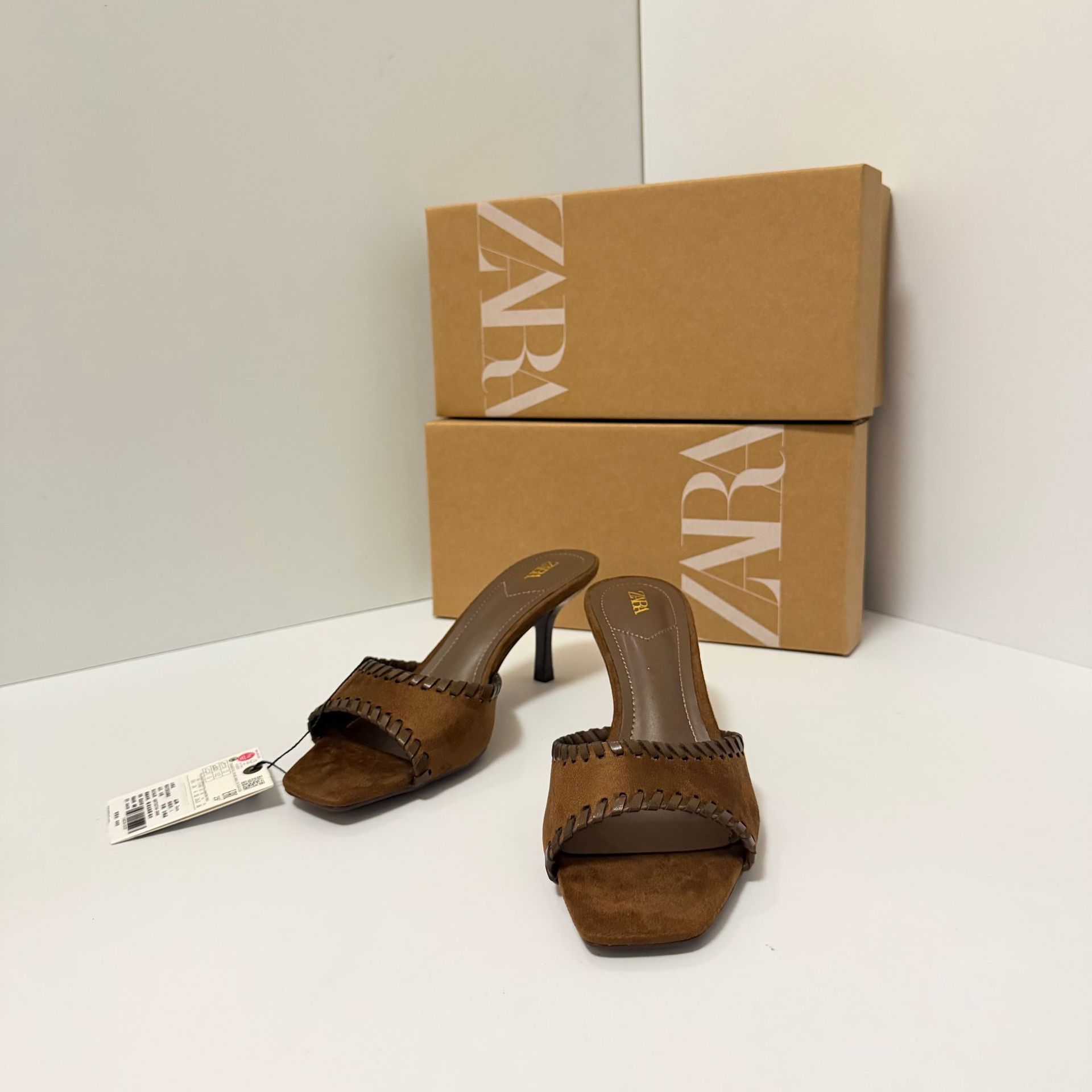 Free delivery of high-quality 2026 new summer women's shoes hot selling square headed beach vacation cool slippers