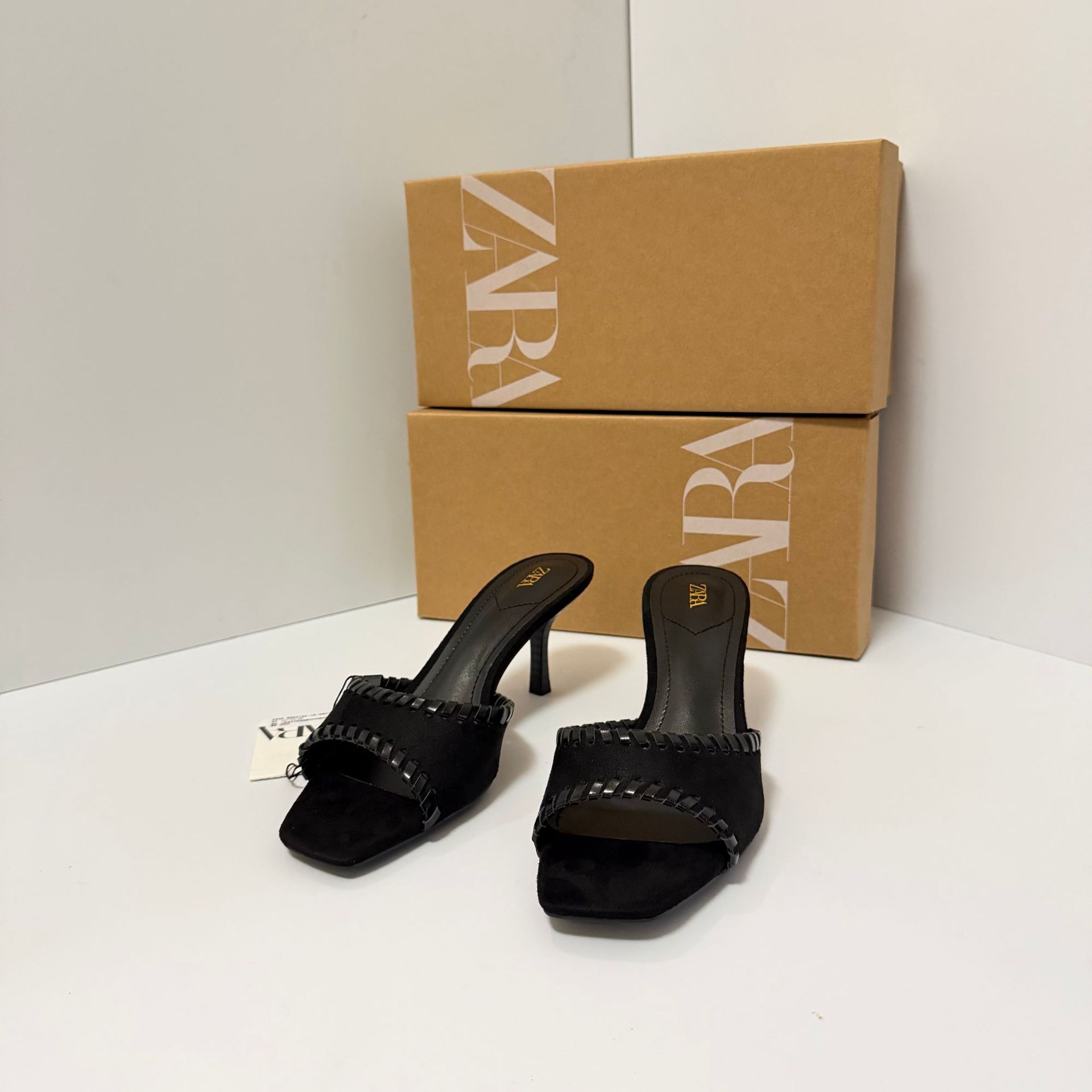 Free delivery of high-quality 2026 new summer women's shoes hot selling square headed beach vacation cool slippers