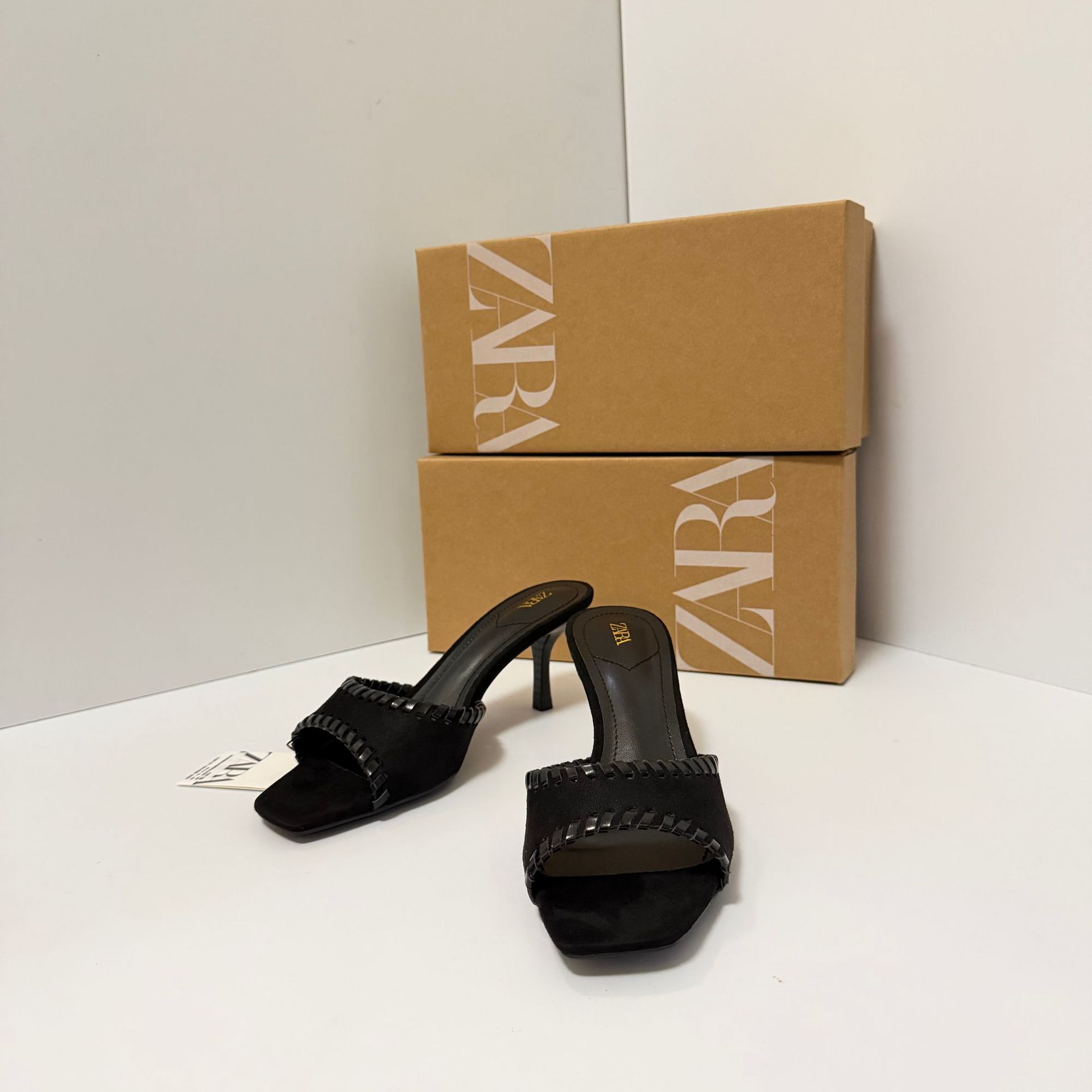 Free delivery of high-quality 2026 new summer women's shoes hot selling square headed beach vacation cool slippers