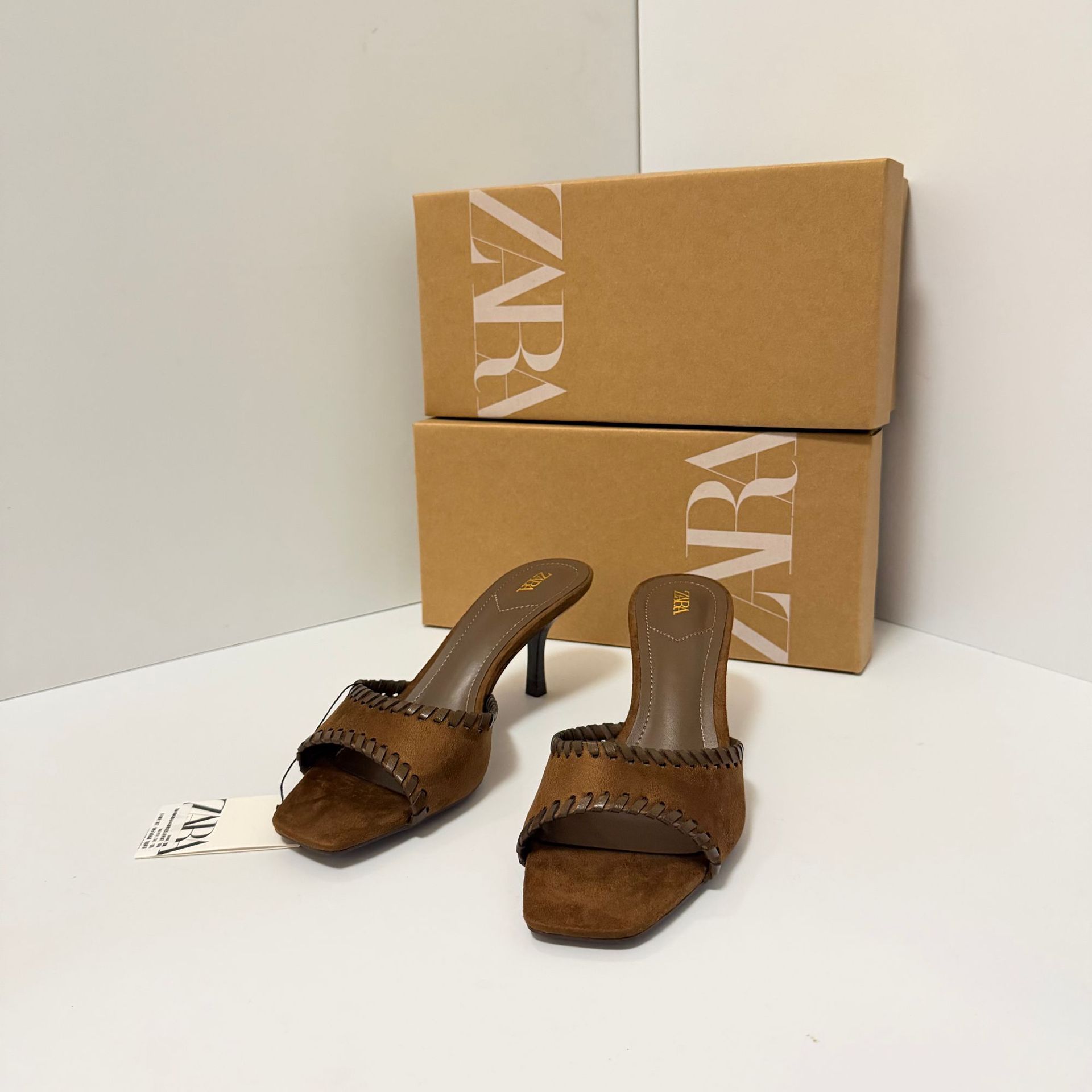 Free delivery of high-quality 2026 new summer women's shoes hot selling square headed beach vacation cool slippers