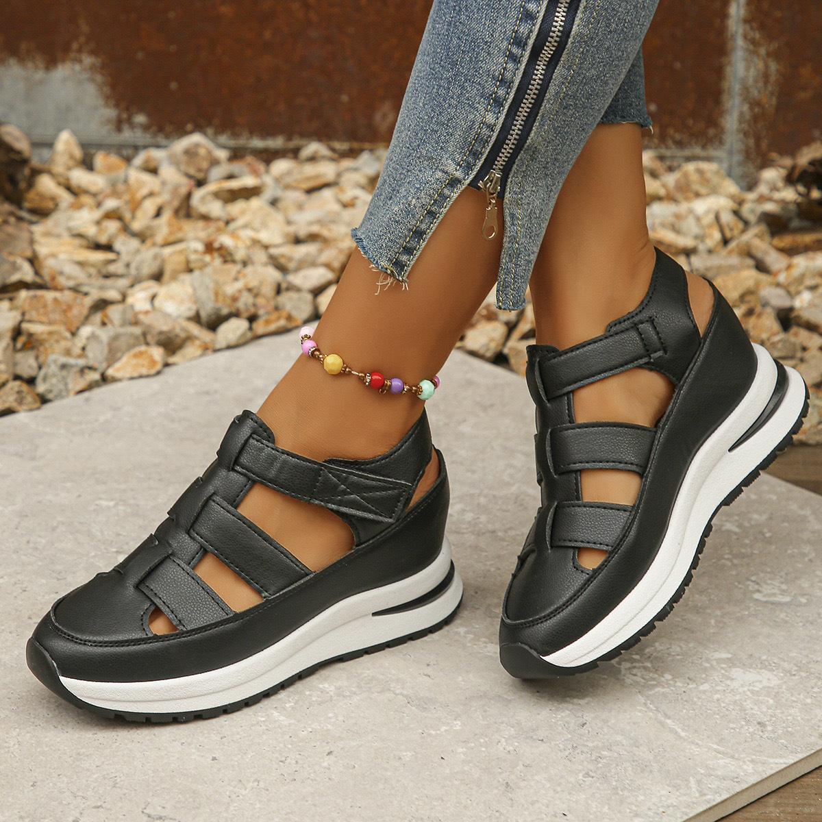 In summer, the new women's shoes with hollowed-out thick-soled breathable sandals are suitable for leisure commuting parties.