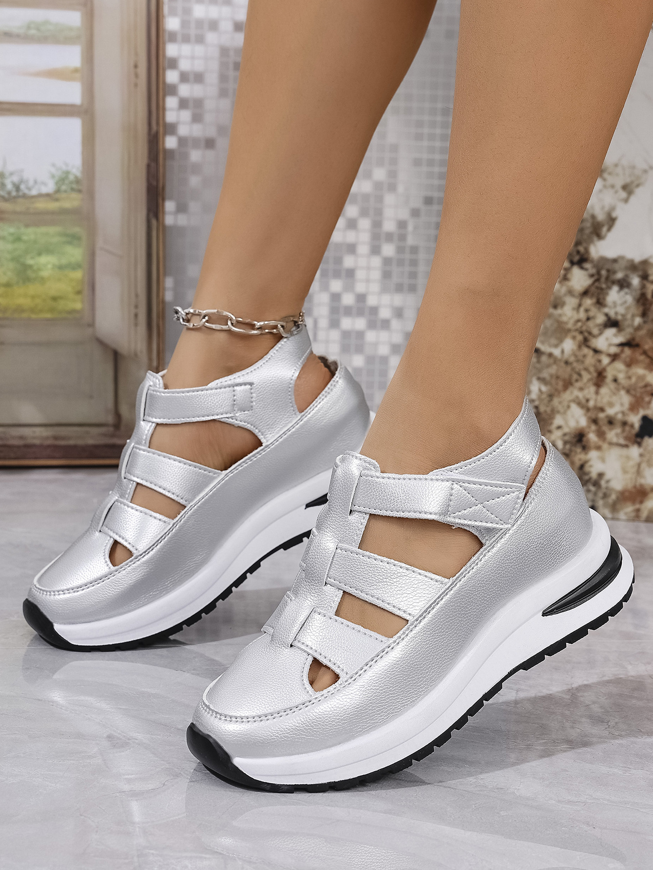 In summer, the new women's shoes with hollowed-out thick-soled breathable sandals are suitable for leisure commuting parties.